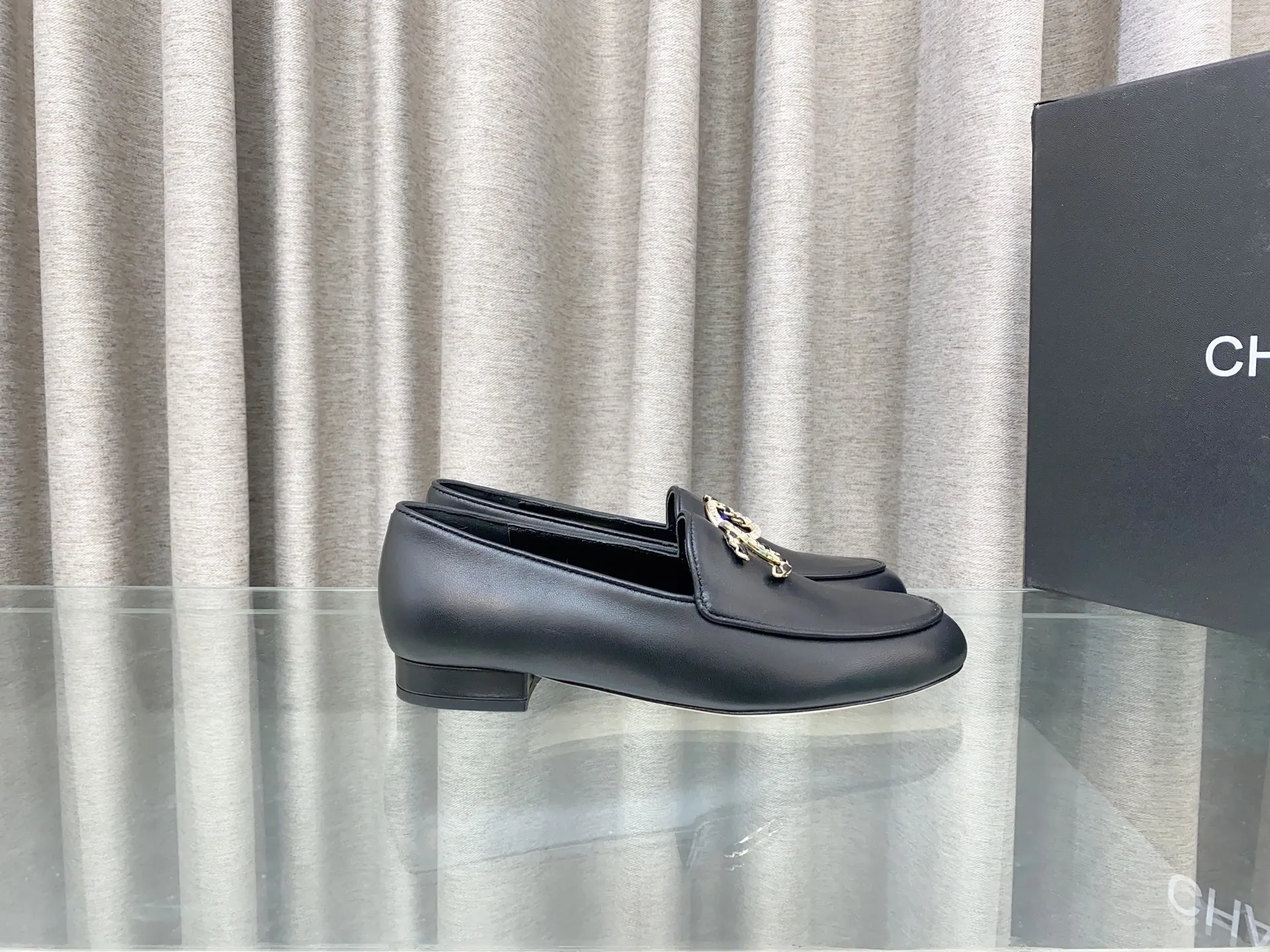 👟👟Ex-factory price 620👟👟 25Fw new spring and summer Chanel small perfume diamond double C half slippers/Loaf single shoes. Versatile style that you don’t get tired of. Super classic style. Casual with exquisiteness and stable temperament. This spring and summer is a beautiful bonus treasure! Upper: Lambskin Lining: Lambskin lining High heels: Flat soles: Italian genuine leather outsole Size: 35-39 (40 and 41 customizations are not returnable)